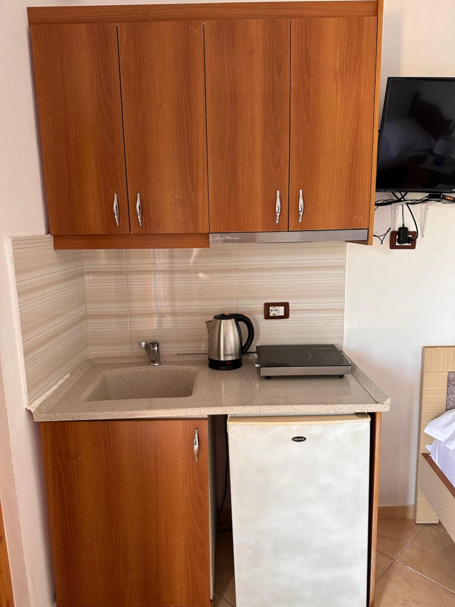 Albi'S Guesthouse Ksamil Exterior photo